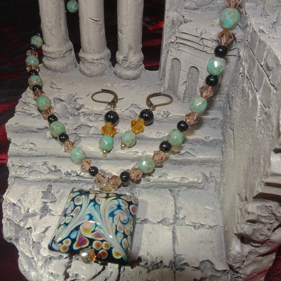 Handcrafted artisanal earring & necklace set with black square focal bead - Picture 5 of 6